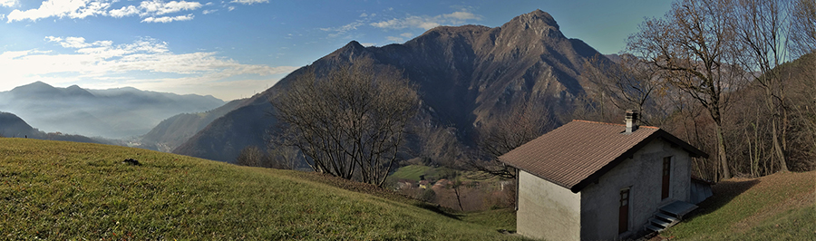 Radura prativa con stalletta e vista sul Monte Zucco